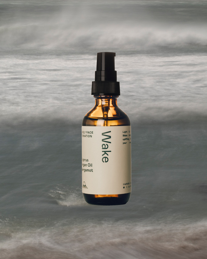 iandi-wake-bottle-bg